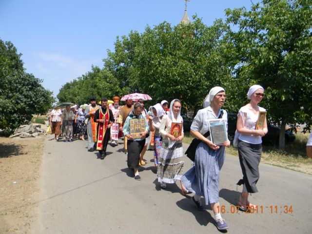 Крестный ход из Чаплинки в Асканию Нова, приуроченный ко дню памяти Царственных Страстотерпцев, 16.07.2011_7