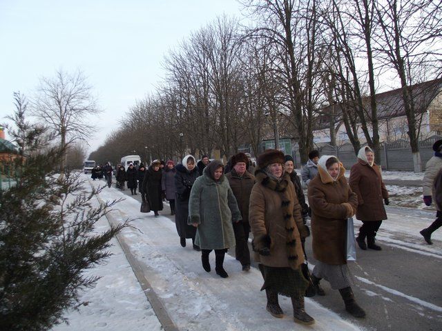 Прием прихожанами Свято-Димитриевского храма паломников.