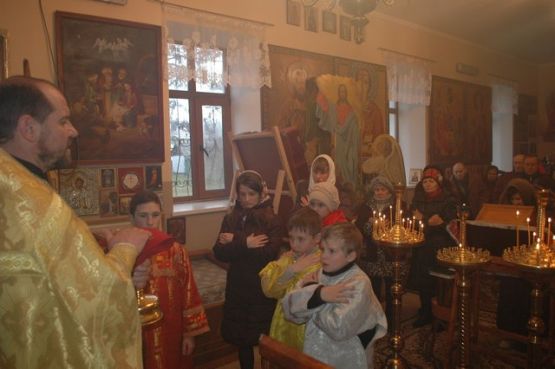 Божественную литургию в Свято-Дмитриевском храме совершил иерей Валерий Сацык, настоятель Крестовоздвиженского храма (с. Крестовка).
