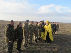 14 января в праздник Обрезания Господнего и день памяти святителя Василия Великого по благословению митрополита Херсонского и Таврического Иоанна благочинный Чаплинского округа протоиерей Иоанн Канинец посетил военнослужащих воинской части Вооруженных Сил Украины, размещенной на территории Аскания-Нова поселкового совета. Отец Иоанн поздравил всех с сегодняшними праздниками. В этот день ещё наступает Старый Новый год, традиция отмечать который появилась из-за разницы между Юлианским и Григорианским календарями. В трапезной храмового комплекса был приготовлен горячий обед для солдат. Батюшка отслужил благодарственный новогодний молебен, окропил всех святой водой, подарил каждому иконку Божией Матери «Мати Молебница» и пообедал вместе с военнослужащими.