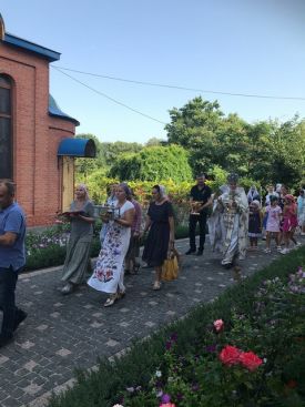 Пресвятая Дево Богородице Владычице, милостию Твоею спаси и помилуй нас!