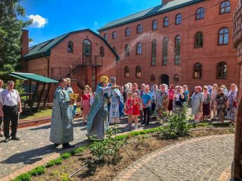 Престольный праздник Божией Матери в честь Ее иконы «Мати Молебница»