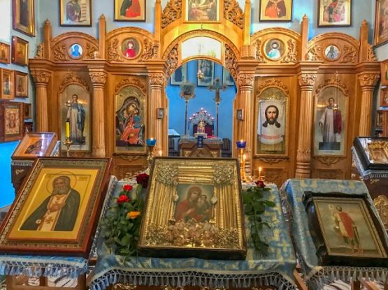 Молебное пение перед святынями