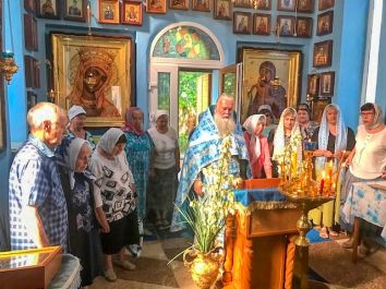 Божественная Литургия в день чествования иконы Пресвятой Богородицы “Достойно есть” или “Милующая”
