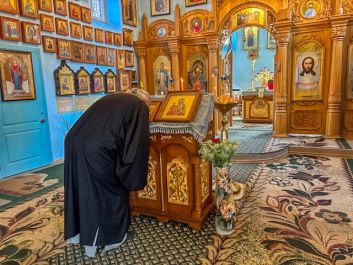 День чествования иконы Божией Матери «Троеручица»