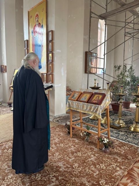 День чествования иконы Божией Матери «Селигерская», день памяти святителя Амвросия Медиоланского и прп. Нила Столобенского