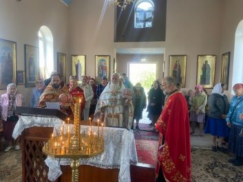 Божественная литургия в с. Надеждовка