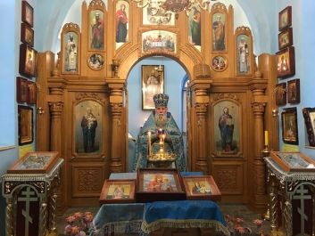 Божественная Литургия в день чествования икон Божией Матери «Избавительница», «Прежде Рождества и по Рождестве Дева» и памяти святого праведного Ла́заря Четверодневного