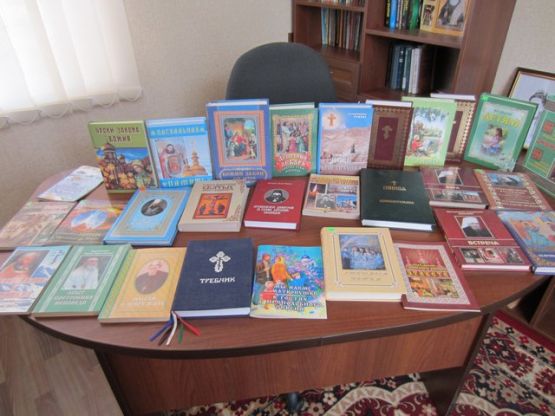 По благословению о.Иоанна, для приходской библиотеки закупили новые книги