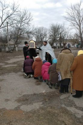 отец Иоанн посетил храм святых равноапостольных Константина и Елены с. Первоконстантиновка с иконой Божией Матери «Мати Молебница»