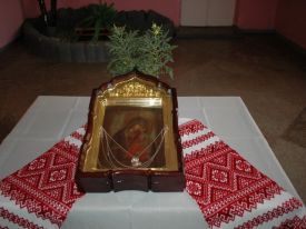Благочинный Чаплинского округа протоиерей Иоанн Канинец с почитаемой в Аскании-Нова иконой Божией Матери «Мати Молебница» посетил с.Красная Поляна...