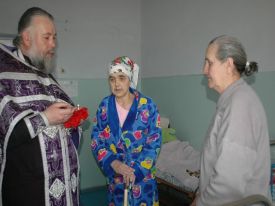 Наш настоятель протоиерей Иоанн рано утром исповедал и причастил больных своих прихожан, находящихся на лечении в поселковой больнице